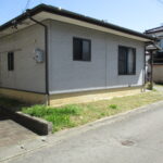 幹線道路に近くアクセスよし！閑静な住宅街です。近隣にショッピングセンターや大型電気店・ホームセンターなどの商業施設あり。また、病院・コンビニ・郵便局や金融機関など、生活に必要な施設はほとんど揃っている大変暮らしやすい人気の地区です。