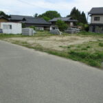 平らな土地で陽当たり良好！ 自然豊かな環境で、子育て世代に手厚い下條村です。飯田市内まで国道も整備されており、通勤圏内です。